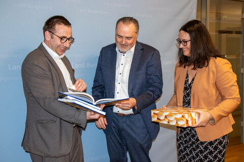 Landeshauptmann Hans Peter Doskozil mit Thomas und Ulrike Hochwarter und ihrem Buch „Von der Gyepű-Zone zur steirisch-burgenländischen Landesgrenze“.