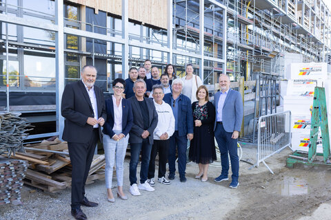 1. Reihe vorne: Landeshauptmann Hans Peter Doskozil, Geschäftsführerin Landesimmobilien Burgenland Jutta Benedek, Burgenländisch-Ungarischer Kulturverein Ludwig Frauer, Vorsitzender des Volksgruppenbeirates der Roma Emmerich Gärtner-Horvath, Vorsitzender des Volksgruppenbeirates der Ungar*innen Attila Somogyi, Abteilungsvorständin der Abteilung 7 – Bildung, Kultur und Wissenschaft Danijela Ilic und Vorsitzender des Kroatischen Kulturvereines Josef Buranits  2. Reihe hinten: Geschäftsführer des Vereines Hango Roma Martin Horvath, Projektleiter der Landesimmobilien Burgenland Daniel Zieserl, Kaufmännischer Direktor der Klinik Oberwart Marc Seper, Generalsekretär des Kroatischen Kulturvereines Martin Kerstinger, Volksgruppenbeirat der Roma Josef Schmidt, Radio Mora Tina Nardai, Burgenländisch-Ungarischer Kulturverein Carmen Prascsaics