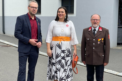 Bürgermeister der Marktgemeinde Neuhaus am Klausenbach Reinhard Jud-Mund, Landeshauptmann-Stellvertreterin Mag.a Astrid Eisenkopf mit Feuerwehr-Kommandant Hauptlöschmeister (HLM) Rudolf Rogatsch (v.l.).