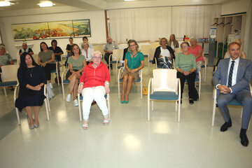 Landesrat Dr. Leonhard Schneemann mit Pflegerinnen und Betreuerinnen beim Festakt zum 25-jährigen Jubiläum.