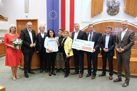 Neusiedl-Bgm.in Elisabeth Böhm, LH Hans Peter Doskozil, Michael Mohl, Landesvorsitzender der Gewerkschaft Bau-Holz, Preisträgerin Nurtenka Aliti, Elvis Aliti, Niki Aliti, Peter Engelbrechtsmüller, Vors. d. AUVA-Landesstelle Wien, Franz Nechansky, Spartenobmann-Stellvertreter der WK Burgenland, Reinhard Minixhofer, Direktor der AUVA-Landesstelle Wien, Neusiedl-Vize-Bgm. Thomas Halbritter