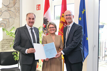 Ulrike Zschech wurde von LR Schneemann offiziell ins Amt eingeführt. V.l. LR Dr. Leonhard Schneemann, Bezirkshauptfrau Mag. Ulrike Zschech, Landesamtsdirektor Mag. Ronald Reiter