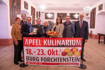 Bürgermeisterin Friederike Reismüller, Mitarbeiter des Vereins „Wieseninitiative“ Jan, Mag.a Marlene Hrabanek-Bunyai, Geschäftsführerin des Naturparkes Rosalia-Koglberg, Obmann der Vereines Wieseninitiative ÖKR Manfred Lendl, Geschäftsführerin des Vereins „Wieseninitiative“ DI Brigitte Gerger, Landeshauptmannstellvertreterin Astrid Eisenkopf, Mitarbeiter des Vereins „Wieseninitiative“ Thomas Murlasits und Burgkastellan Dr. Herbert Zechmeister