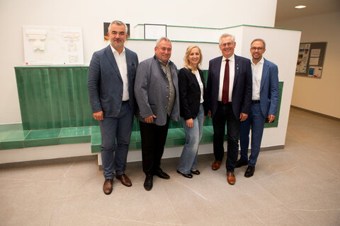 Landesrat Heinrich Dorner mit Bürgermeister Bernhard Karnthaler aus Lanzenkirchen, Schulleiterin DI (FH) Anita Wolf, Präsident des Bundesrates außer Dienst, Abgeordneter zum Nationalrat und Bundesrat außer Dienst, Ökonomierat Martin Preineder (Lanzenkirchen) und Hofrat Mag. Jürgen Neuwirth (v.l.). Anmerkung: Schulleiterin Anita Wolf stammt ebenfalls aus Lanzenkirchen.
