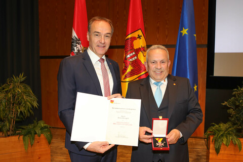 Der Heiligenbrunner Ernst Weingrill übernahm von Landesrat Leonhard Schneemann das Verdienstkreuz.