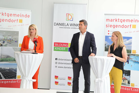 Bildungslandesrätin Mag.a (FH) Daniela Winkler präsentierte mit MS Direktorin LAbg. Rita Stenger, BEd, und Bürgermeister Mag. Rainer Porics die Details zur Ferienbetreuung (im Bild nach PK gemeinsam mit Kinder am Hartplatz der Schule)