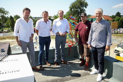 Bürgermeister Bernhard Herics (Schandorf), Bürgermeister Robert Marlovits (Schachendorf), Landesrat Leonhard Schneemann, Mitarbeiter der Baufirma und Bürgermeister Joachim Radics (Markt Neuhodis) (v.l.) auf dem Dach des Neubaus.