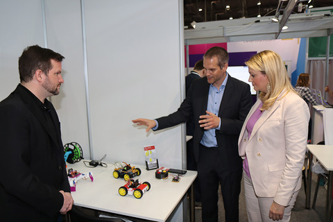 Die Projektleiter Thomas und Michael Leitgeb mit Bildungslandesrätin Daniela Winkler