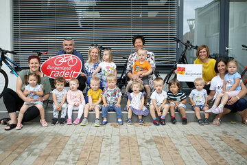 Landesrat Mag. Heinrich Dorner (links hinten) und DI Christine Zopf-Renner (3.v.r.) von der Mobilitätszentrale Burgenland mit den Kindergärtnerinnen und Kleinen der Kinderkrippe Neutal.