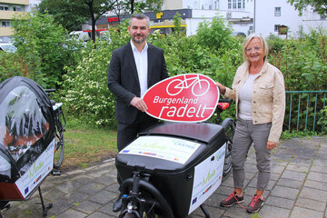Verkehrslandesrat Heinrich Dorner und Bürgermeisterin Ingrid Salamon gaben vor dem Rathaus mit der Übergabe der Räder an die neuen RadlgeberInnen den Startschuss für die Frühjahrssaison