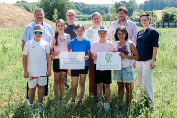 Vizebürgermeister Werner Gabriel, Biologe Klaus Michalek, Landeshauptmann-Stellvertreterin Anja Haider-Wallner, Bürgermeister Bernhard Herics und Projektleiterin Marlene Hrabanek-Bunyai mit Schülerinnen und Schülern der NMS Großpetersdorf, die bei dem Projekt mitgeholfen haben.