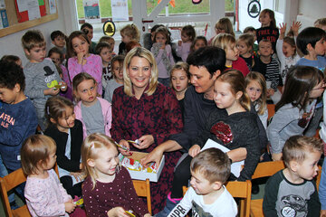 Günter Schmidt, Bürgermeister Marktgemeinde Rohrbach, Landesrätin Mag.a (FH) Daniela Winkler, Franz Handler, Geschäftsführer des Verbandes der Naturparke Österreichs, Ulrike Schmidt, Leiterin Kindergarten Marktgemeinde Rohrbach, und Bürgermeister Kurt Fischer, Obmann Naturpark Rosalia-Kogelberg, mit Kindern des „Naturpark-Kindergartens“ der Marktgemeinde Rohrbach bei Mattersburg