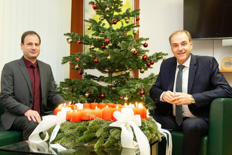 Landesrat Leonhard Schneemann mit dem Servicestellenleiter für Menschen mit Behinderung, Rudolf Halbauer - die abschließenden Gespräche zur Aufnahme des Betriebs wurden kurz vor Weihnachten geführt