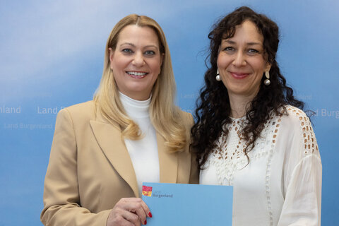 Landesrätin Mag.a (FH) Daniela Winkler gratuliert Mag.a Nicole Bartl zur Bestellung als neue Jugendanwältin im Burgenland.