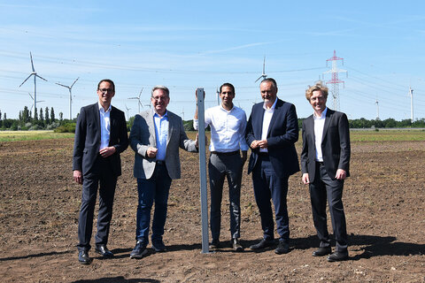 Finanzvorstand der Burgenland Energie, Mag. Reinhard Czerny, MBA, Bürgermeister Ing. Gerhard Zapfl, Landeshauptmann Hans Peter Doskozil, Vorstandsvorsitzender der Burgenland Energie, Mag. Dr. Stephan Sharma und ImWind Elements GmbH Mag. Thomas Huemer (v.l.).