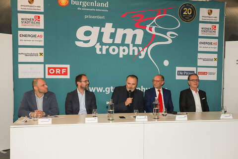 Landeshauptmann Hans Peter Doskozil (Bildmitte) mit (v.l.) GTM-Veranstalter Dominik Gschiegl MSc, Sporthilfe Österreich Geschäftsführer Mag. Gernot Uhlir, GTM-Gründer KR Thomas Zanyath und Porsche Wien Nord Geschäftsführer Wolfgang Zowa bei der Präsentation der GTM Trophy 2023.