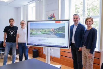 Verkehrslandesrat Heinrich Heinrich Dorner präsentiert mit Michael Pinter und Bernhard Klingseisen von der GIS-Koordination und mit der Leiterin der Mobilitätszentrale, Christine Zopf-Renner, die detaillierten Radwege-Übersichtskarten.