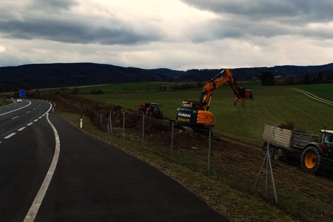 Straße S31 mit Baustellenfahrzeugen auf einer Grünfläche daneben