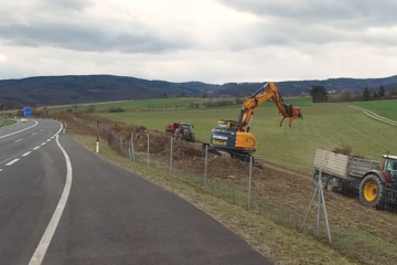 Straße S31 mit Baustellenfahrzeugen auf einer Grünfläche daneben