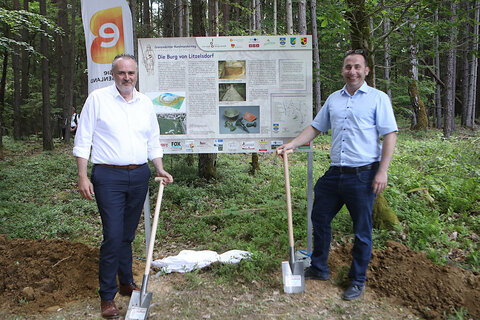 Landeshauptmann Hans Peter Doskozil mit Naturfreunde Litzelsdorf Obmann DI (FH) Thomas Hochwarter (v. l.)