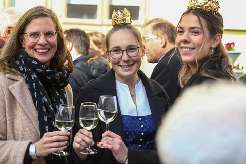 Weinkönigin Maria Liegenfeld und Weinprinzessin Lena Glauber mit Landeshauptmann-Stellvertreterin Anja Haider-Wallner