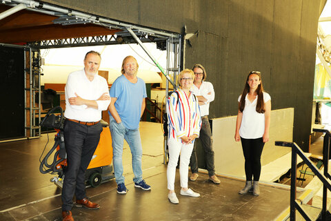 Landeshauptmann Hans Peter Doskozil, Kulturmanager Wolfgang Werner, Tourismusverband Rosalia-Obfrau Annemarie Schreiner, Bad Sauerbrunns Bürgermeister Gerhard Hutter mit Wiesen Festival-Chefin Juliane Bogner (v.l.).