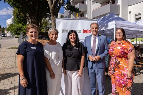 Bei der Jubiläumsfeier des pro mente Hauses in Mattersburg: (v.l.) pro mente Burgenland Obfrau und Geschäftsführerin Eva Blagusz, LAbg. Bürgermeisterin Claudia Schlager, pro mente Burgenland Geschäftsführerin Katrin Striok, Landesrat Leonhard Schneemann, Jasmin Tinhof, Standortleitung Mattersburg.