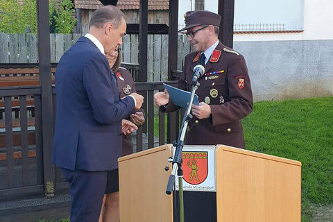 Im Rahmen der Feier fanden auch Ehrungen statt – im Bild LR Schneemann mit FF-Kdt. Markus Oswald