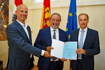 Landesrat Dr. Leonhard Schneemann (r.) und Landesamtsdirektor Mag. Ronald Reiter, MA (l.) gratulierten und überreichten Bezirkshauptmann WHR Mag. Peter Bubik das offizielle Dekret zur Ernennung zum Bezirkshauptmann der Bezirkshauptmannschaft Oberwart.