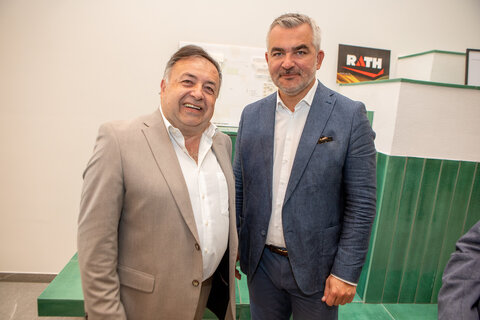 Stoobs Bürgermeister Bruno Stutzenstein und Landesrat Heinrich Dorner sind stolz auf den neuen Campus von CERAMICO.