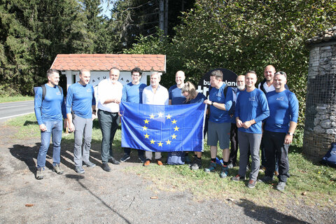 Gruppenbild von der EU-Gipfeltour auf den Geschriebenstein mit Landeshauptmann Hans Peter Doskozil (3.v.l.), Landesrat Leonhard Schneemann (2.v.l), EU-Kommissar Johannes Hahn (5.v.l), EU-Botschafter Martin Selmayr (5.v.r.) und Landtagspräsident Robert Hergovich (3.v.r.).