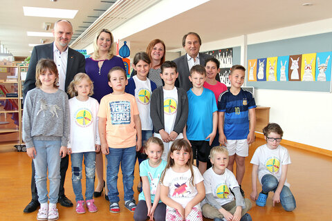 Bildungsdirektor Mag. Heinz Josef Zitz, Bildungslandesrätin Mag.a (FH) Daniela Winkler, Direktorin Petra Schmidt, BEd und LAbg. Bgm. Werner Friedl mit Kindern der Volksschule Zurndorf