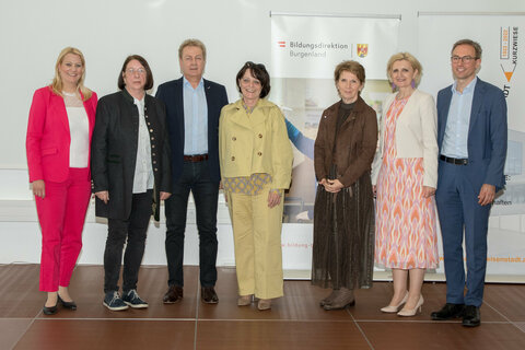 Landesrätin Mag.a (FH) Daniela Winkler, wHRin Mag.a Sandra Steiner, Stv. Bildungsdirektorin und Leiterin des Präsidialbereichs der Bildungsdirektion Burgenland, HR Mag. Jürgen Neuwirth, Leiter des Bereichs Pädagogischer Dienst der Bildungsdirektion Burgenland, mit den Pädagog*innen, die eine Urkunde zum 40-jährigen Dienstjubiläum erhielten.