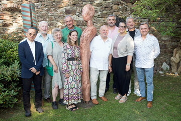 Gruppenfoto mit den Künstlern der 54. Rabnitztaler Malerwochen: Landesrat Mag. Heinrich Dorner (4.v.r.) mit Harro Pirch (5.v.r.) sowie Maler Lee Myoung-Bok, Aquarellist Gustav Just, Malerin Mieke Verhaar, Bildhauer Daniel Bucur (hinten), Malerin Constanze Pirch, Malerin Gretchen Batcheller, Schriftsteller und Musiker Gerhard Altmann und Maler Manfred Leirer (v.l.).