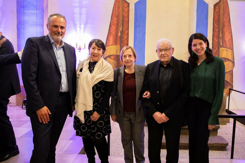 Landeshauptmann Hans Peter Doskozil und Claudia Prutscher, Vizepräsidentin IKG Wien mit Menahem Breuer, dessen Gattin Irina Breuer (3.v.r. oder l.) und Enkelin Daria Schitrit (r.)