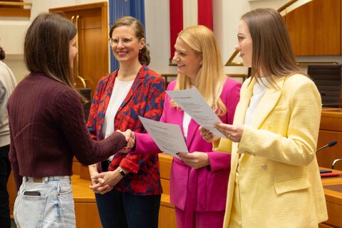 Landeshauptmann-Stellvertreterin Anja Haider-Wallner und Landesrätin Daniela Winkler übergaben die Finanzführerscheine an Schülerinnen und Schüler der Polytechnischen Schule Eisenstadt.