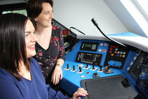 Frauenlandesrätin Mag.a Astrid Eisenkopf und Dr. Hana Dellemann, Vize-Generaldirektorin der Raab-Oedenburg-Ebenfurter Eisenbahn AG, nahmen den Girls‘ Day 2019 zum Anlass, um Mädchen und junge Frauen für atypische Berufsmöglichkeiten zu begeistern und ihnen neue Perspektiven aufzuzeigen.