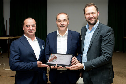 Soziallandesrat Dr. Leonhard Schneemann (Mitte) präsentierte das Regionale Pflegestützpunktsystem gemeinsam mit Geschäftsführer Dr. Johannes Zsifkovits und Prokurist Mag. Sascha Bock (v.r.) von Soziale Dienste Burgenland GmbH.