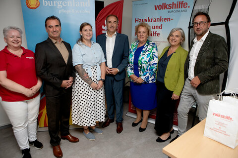 Soziallandesrat Dr. Leonhard Schneemann (Mitte), klärte die Bevölkerung gemeinsam mit den Verantwortlichen der Volkshilfe, rundum Präsidentin Verena Dunst (3.v.r.) und Landtagsabgeordneten Jürgen Dolesch (r.) über den Pflegestützpunkt in Stinatz auf.