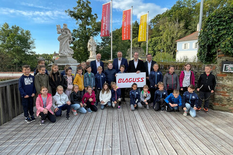 Gemeinsam mit Bildungsdirektor Heinz Josef Zitz, Thomas Blaguss, dem Standortleiter der Friedensburg Schlaining Norbert Darabos und der 3. und 4. Volksschulklasse aus Stadtschlaining hat Landeshauptmann Hans Peter Doskozil symbolisch alle Schülerinnen und Schülern des Landes herzlich eingeladen, das Angebot zu nutzen