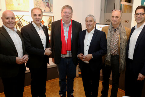 Bürgermeister Georg Rosner, Landesrat Dr. Leonhard Schneemann, Vizebürgermeister Michael Leitgeb, OHO-Geschäftsführer Alfred Masal und Landtagsabgeordneter Mag. Christian Dax (v.l.) gratulierten Horst Horvath (3.v.l.) zum 30-jährigen Jubiläum seines Verlages.
