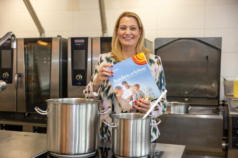 „Kochen erleben“ heißt „Das Kochbuch für die burgenländische Familie“, das Familienlandesrätin Daniela Winkler präsentiert und das Familienreferat Burgenland kostenlos online zur Verfügung stellt.