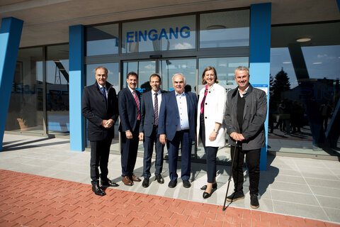 Wirtschafts-Landesrat Dr. Leonhard Schneemann, Matthias Ebner, Thomas Ebner, Unternehmensgründer Kommerzialrat Michael Leier, Staatssekretärin MMAg.a Barbara Eibinger-Miedl und Norbert Hofer (v.l.).