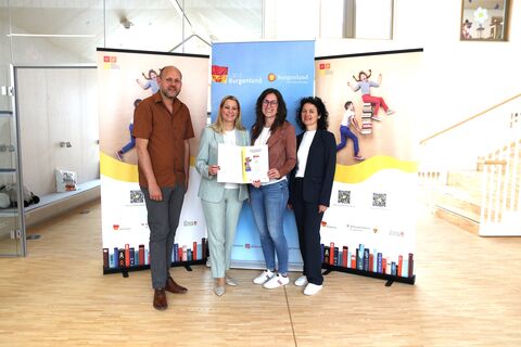 Bildungslandesrätin Daniela Winkler, Daniel Karacsonyi, Projektkoordinator und Christine Schlaffer, SQM für Oberpullendorf bei der Übergabe des Lesegütesiegels.