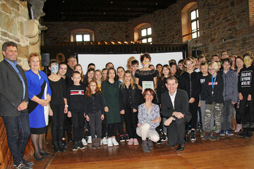 Landtagspräsidentin Verena Dunst gratulierte gemeinsam mit Mag. Christian Vlasich, Bürgermeister Lockenhaus, sowie Persönlichkeiten aus Naturschutz, Bildung und Regionalmanagement, den Schülerinnen und Schülern der NMS Stegersbach