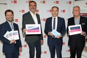 Landesrat Dr. Leonhard Schneemann (2.v.r.) mit BFI Burgenland-Geschäftsführer Jürgen Grandits, AK Burgenland-Präsident Gerhard Michalitsch und Prof. Dr. Gerhard Weibold (v.l.) bei der Präsentation der neuen Bildungsinitiative.