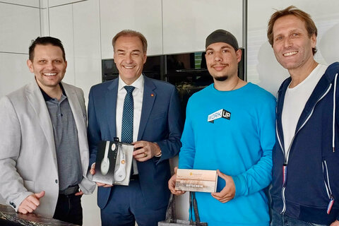 Landesrat Leonhard Schneemann gratulierte Sebastian Griecher zu seinem Erfolg (v.l.): Geschäftsführer Ing. Michael Schütz, Küche und Wohnen – Schütz GmbH, Landesrat Dr. Leonhard Schneemann, Sebastian Griecher und DDI Dr. Herbert Schütz