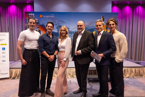 Paul Csitkovics und Fabio Diso, alternierende Darsteller von Tony Manero, Anna Rosa Döller als Stephanie Mangano, Kulturreferent und Landeshauptmann Hans Peter Doskozil, Generalintendant Alfons Haider und Timotheus Hollweg in der Rolle des Double J