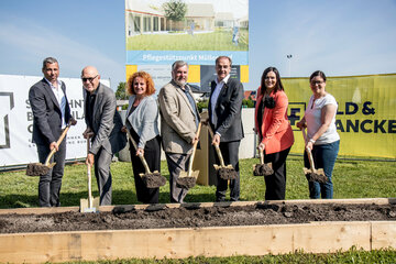 Spatenstich mit Gruppenleiter Andreas Huber von der Baufirma Held & Francke, Architekt Mag. Johann Schandl, Vizebürgermeisterin Mag.a Monika Teubenbacher-Schriefl, Gemeindevorstand und Bauausschuss-Vorsitzendem Norbert Rauhofer, Soziallandesrat Dr. Leonhard Schneemann, Landeshauptmann-Stellvertreterin Mag.a Astrid Eisenkopf und SOWO-Geschäftsführerin Melanie Piskernik.