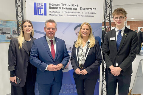 Landesrätin Daniela Winkler, HTBLA-Direktor Thomas Schober, Schulqualitätsmanager Werner Zwickl, Schulqualitätsmanagerin Michaela Seidl, Karin Wagner, Leiterin der Bildungsregion Süd, und Franz Bock, Leiter der Bildungsdirektion Nord zeigten sich gemeinsam mit den Abteilungsleitern von den Präsentationen der Schülerinnen und Schüler am Tag der offenen Tür in der HTBLA Eisenstadt beeindruckt.